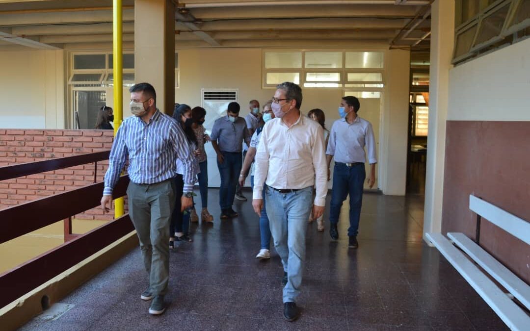 En Sáenz Peña, supervisamos obras de reparaciones y refacciones, y entregamos mobiliario junto con el ministro de Educación, Aldo Lineras en las Escuela de Educación Primaria N° 1022 y la Escuela de Educación Secundaria N° 174.