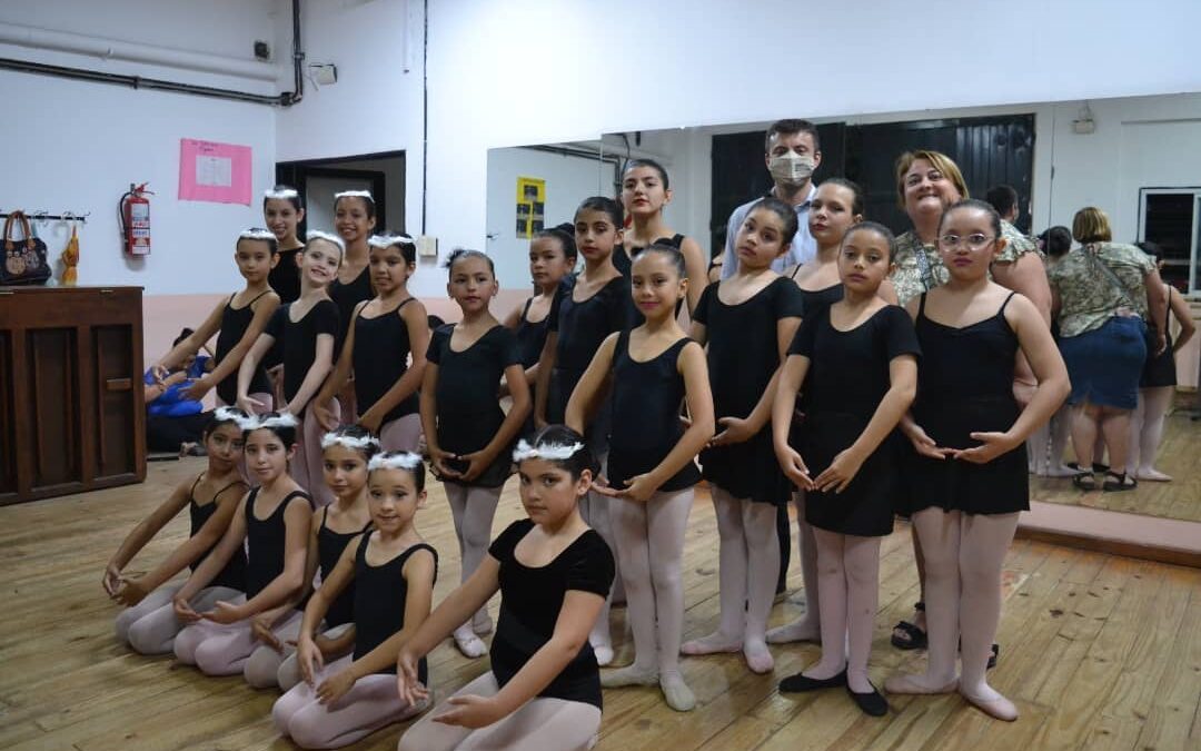 Acompañamos los cierres de año de la EEE N° 1 y del ISPEA “Danza y Teatro”. &nbsp;Ambas Instituciones son beneficiadas con las obras que van a licitarse con el Programa Fonplata e iniciarse en el año 2022.