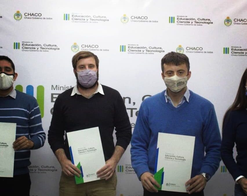 Este año, celebramos un convenio con la Asociación Voy con vos para mejorar las escuelas de El Impenetrable, especialmente las EEP ubicadas en parajes rurales de Tres Isletas y Miraflores. En esta línea, este año se trabajó articuladamente con el sector público, el tercer sector y el sector privado.