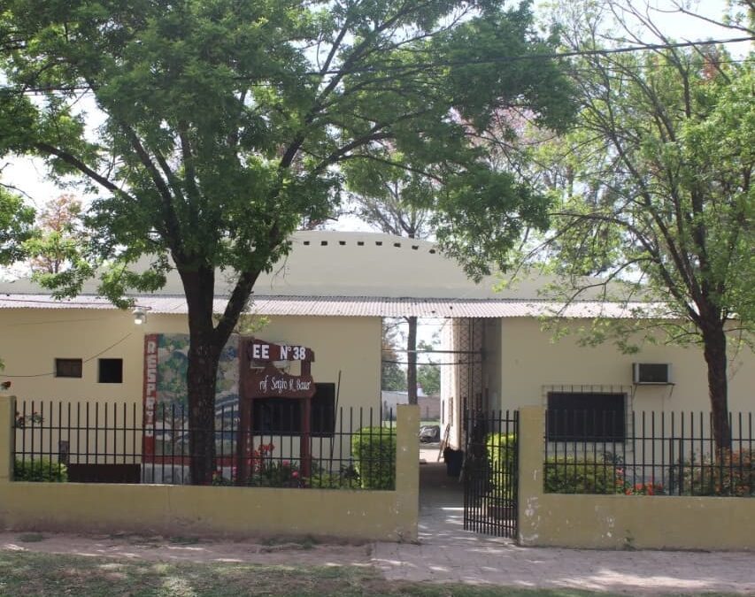 Supervisamos los trabajos en la EES N° 38 de Napenay. En esa oportunidad, la visita implicó las proyecciones y el acondicionamiento de terrenos para salones destinados al nivel secundario, refacción d sanitarios trabajos de pintura, carpintería y reparación de las instalaciones eléctricas, obras que forman parte del programa de financiamiento del Programa PROMER II.