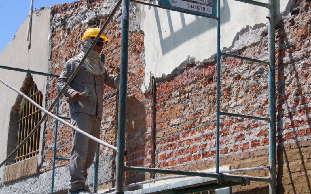 Refaccionamos el Jardín de Infantes Nº 170 de Resistencia. Trabajamos en la reparación de pisos y paredes, la colocación de cisternas, el acondicionamiento de los núcleos sanitarios y revoque y pintura en el interior del edificio escolar.  En el exterior, se construyen veredas y contrapisos, se acondicionan canaletas, y con el aporte del equipo de Mantenimiento se removió un árbol, que dañaba el muro perimetral. Además se refuerza la provisión de agua potable con la instalación de un tanque y ajuste de bombeo.