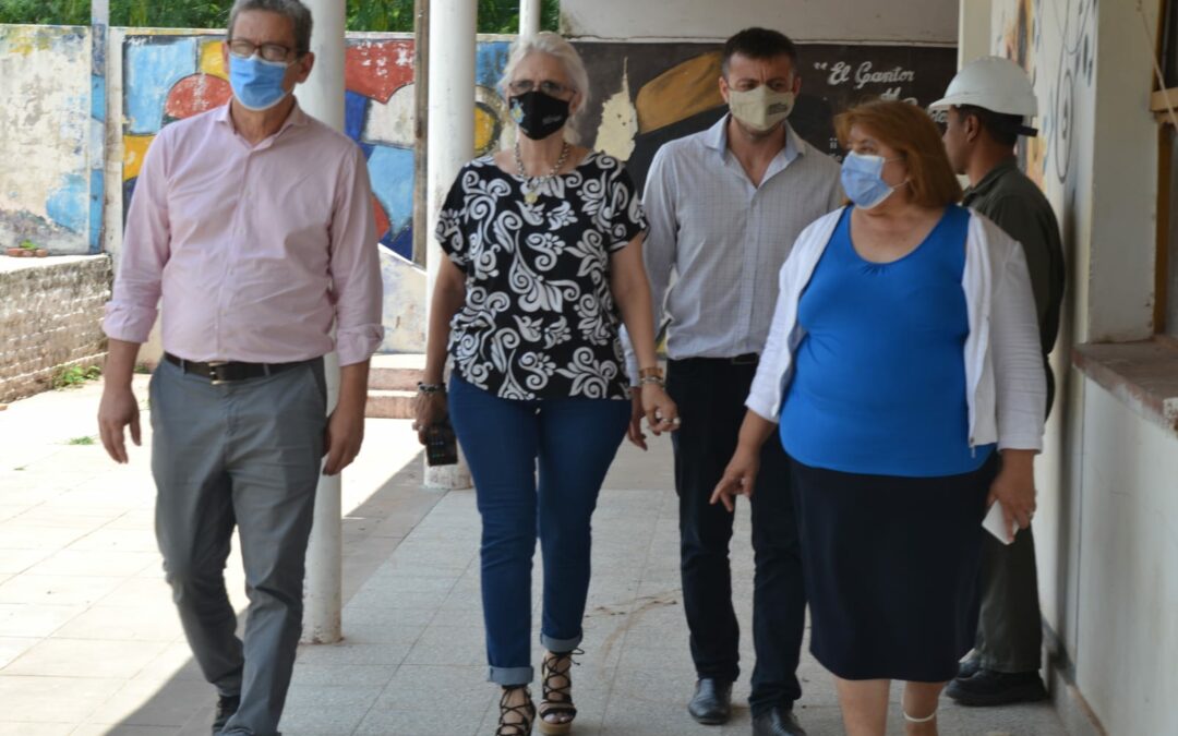 Iniciamos las obras de refacción y ampliación en la EES N° 55 de Los Frentones. El proyecto incluye la incorporación de dos aulas nuevas, con sus galerías de conexión y la incorporación de un sanitario inclusivo. En esta oportunidad, nos acompañó el ministro de Educación, Aldo Lineras, la directora Regional, Mirian Aurora Michunovich; y la directora del establecimiento, Norma Navarro.