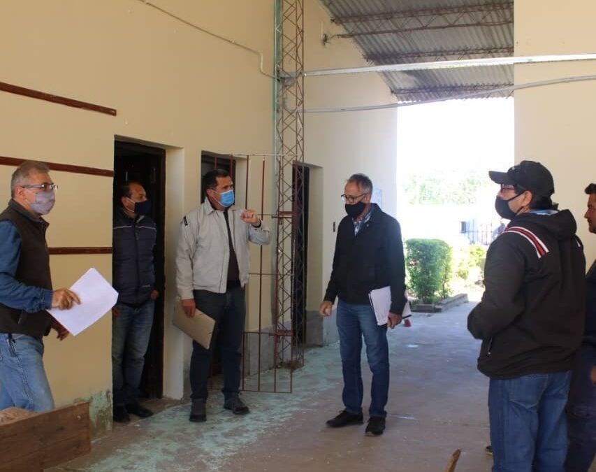 Entregamos mobiliario y refaccionamos la EES Nº 38 de Napenay . En esta oportunidad donamos un tanque cisterna de 2900 litros, un tanque de reserva de 1.100 litros, un equipo de bombeo y clorador. Además, refaccionamos sanitarios varones, mujeres y docentes, reposición de 2 inodoros, depósitos de inodoros, canillas de servicio, y colocación de canaletas para recolección de agua de lluvia. Limpieza y desobstrucción de cañerías de cloaca, cámaras y pozo absorbente.