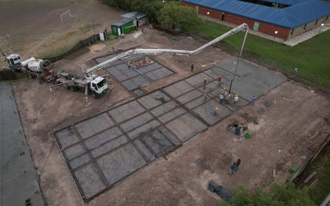 Reiniciamos la construcción del Jardín “Evaristo Ramírez”. La obra que contendrá a los niños y niñas de la comunidad de Villa Itatí y que tiene un presupuesto inicial de 61.630.686, 92 presenta un avance de casi el 12 por ciento. Actualmente, se trabaja en el hormigonado de fundaciones y replanteo y movimiento de suelo.