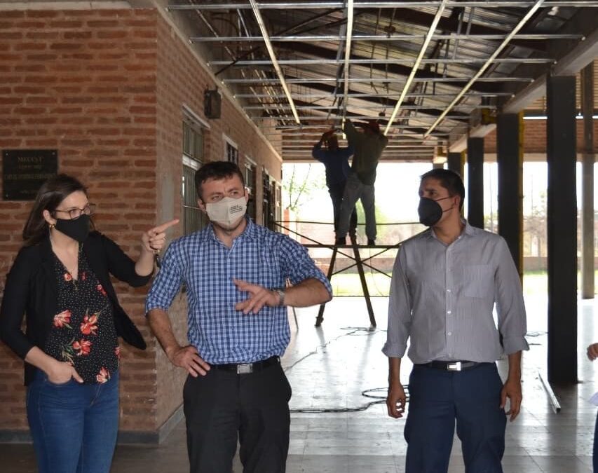 Entregamos kits de juegos y recorrimos las obras en la EEP N°1022 y EES N° 174 de Sáenz Peña. El subsecretario de Infraestructura Escolar, Rodrigo Martin Morilla, recorrió las instituciones educativas donde se llevan a cabo la ejecución de la EEP N° 1022 y EES N° 174 junto a las autoridades educativas. También, supervisamos los avances de obras ya realizadas.