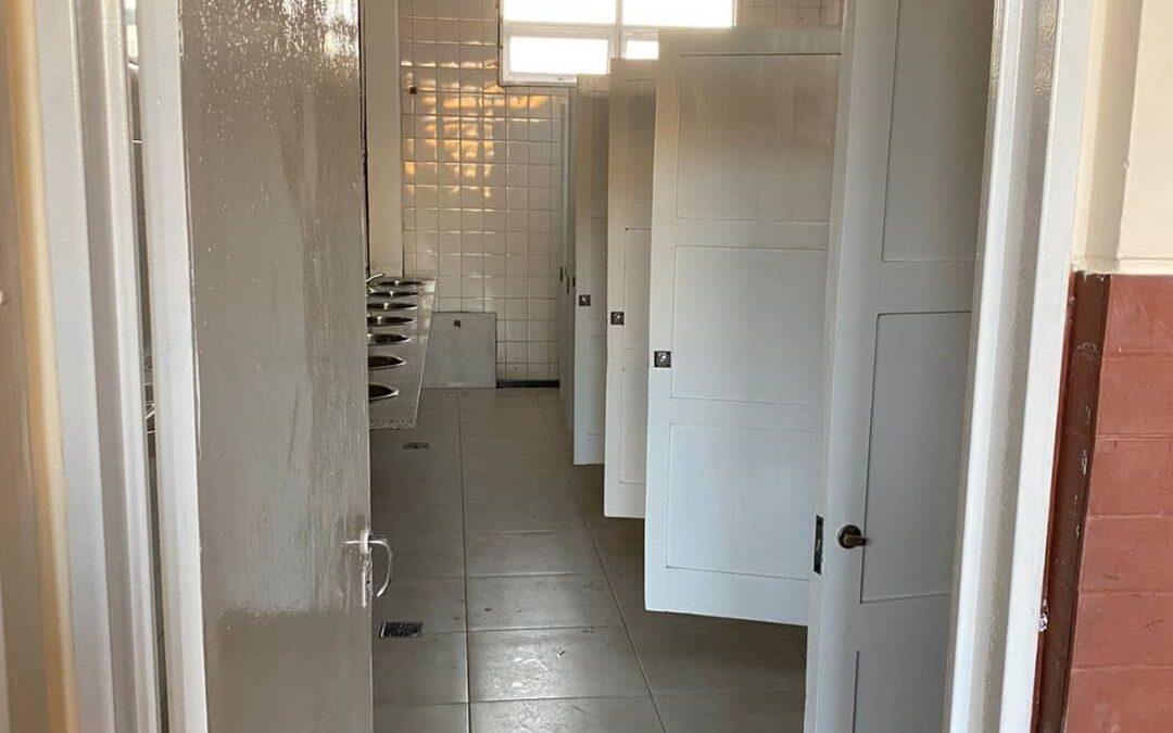 Hicimos reparaciones y limpieza de desagües pluviales, arreglos en fachadas y galerías, depósitos de agua, y acondicionamiento de sanitarios y electricidad de planta baja de la EES N° 174, de Sáenz Peña.