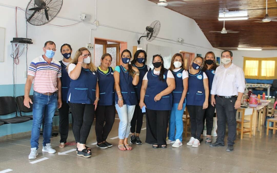 Recorrimos las instituciones escolares junto al director de la Regional Educativa X-A, profesor Omar Rojo, con quienes venimos trabajando en conjunto para mantener las escuelas limpias y seguras. En esta ocasión, se realizaron refacciones menores, acciones de limpieza y mantenimiento en varios edificios de la capital chaqueña.