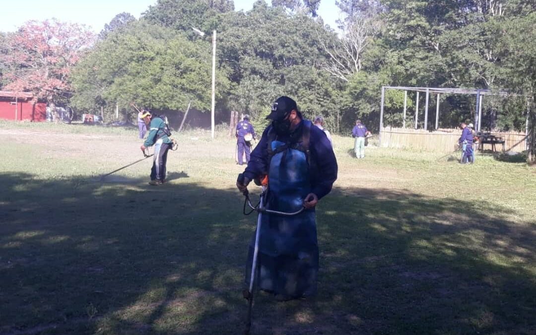 Nos abocamos al trabajo de limpieza y desmalezado en las escuelas EEP N° 62 y EES N° 163 de Resistencia.