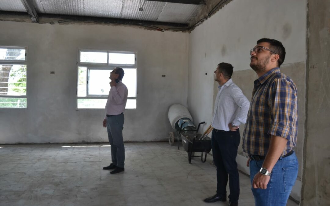 Junto al ministro de Educación, Aldo Lineras, y supervisamos el avance de las obras en la EEP N° 276 en el paraje Pampa Zanatta, a 35 kilómetros de Las Breñas.  El proyecto generado y licitado desde la Subsecretaría de Infraestructura Escolar tiene un plazo de ejecución de hasta seis meses.Así, se trabaja en la construcción de dos edificios: uno donde funciona la escuela primaria y la segunda parte para la edificación de la Escuela Secundaria, con cocina comedor, incluidos.