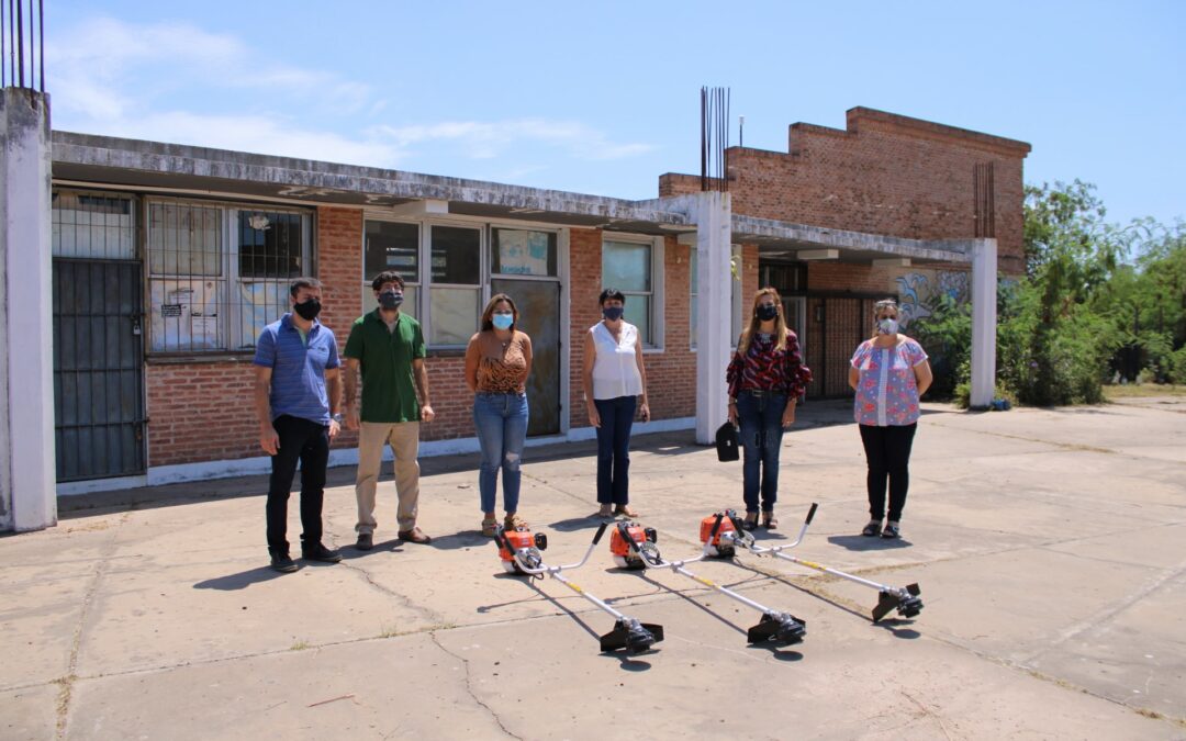 Al inicio del año, visitamos las Escuelas N° 336 y el Jardín de Infantes N°92 en Barranqueras, donde supervisamos los trabajos en el cableado exterior, el control de bandejas por circuito, mejoras en las instalaciones sanitarias y reacondicionamiento de bombas de agua.