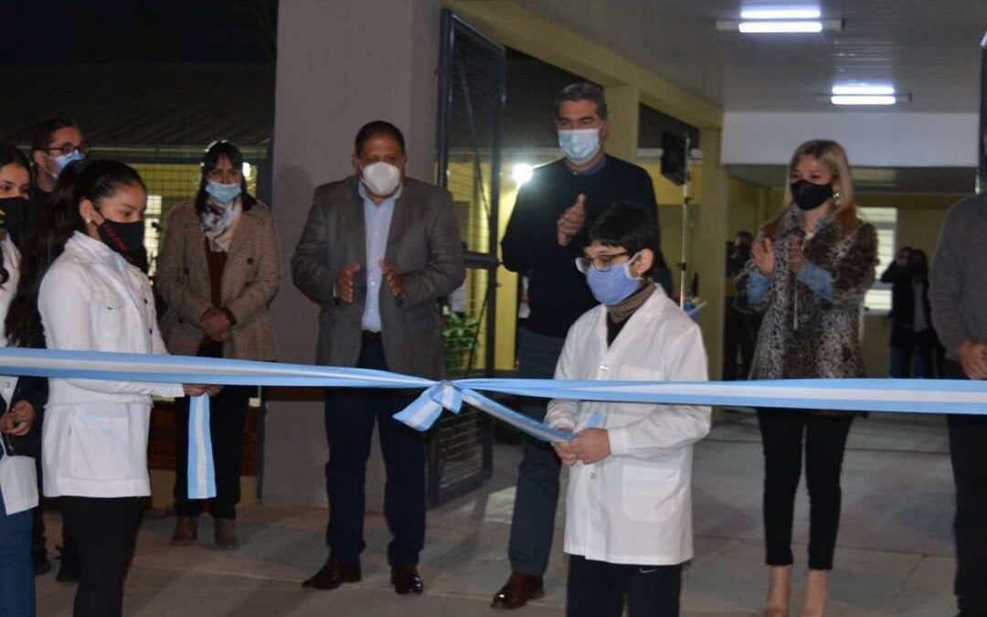 Participamos junto al gobernador, Jorge Capitanich, en la habiltación de las obras de refacción y ampliación de la EEP N° 968, intervenciones que se encontraban paralizadas desde 2018. Las modernas instalaciones cuentan con: SUM, playón deportivo, sala de informática y biblioteca.