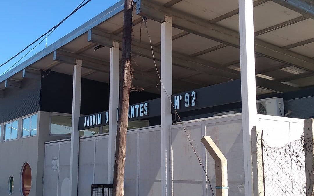 Visitamos el Jardín de Infantes N° 92 en Barranqueras, donde muy amablemente nos recibió la directora para seguir trabajando mancomunadamente en acondicionamientos en el edificio.