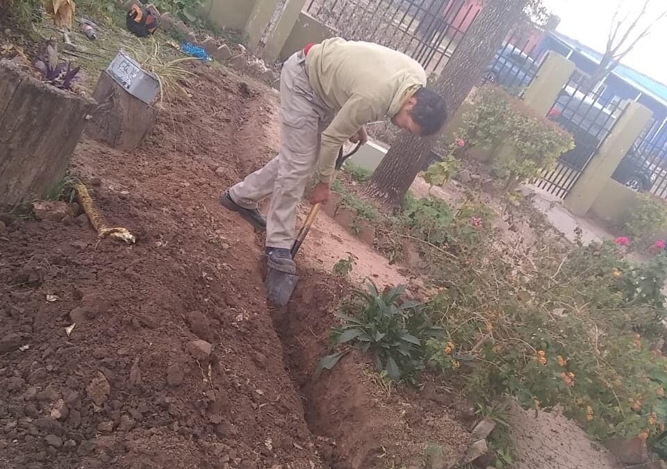 Solucionamos los problemas más urgentes en la EES N° 38 de Napenay en la vuelta a la presencialidad. En una segunda etapa, se pautó una refacción integral y ampliación de este edificio escolar en articulación con la Municipalidad local. Las obras contemplaban refacciones de sanitarios, remplazo equipos de bombeo de agua, instalaciones eléctricas, reparación de cubierta, mantenimientos de cañerías y colocación de un nuevo tanque de bombeo.