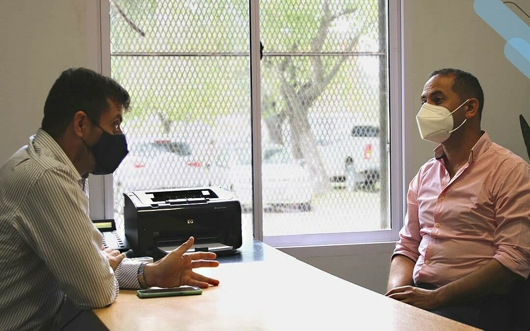 Recibimos al intendente de Presidencia de la Plaza, Diego Bernechea, para acordar una agenda de trabajo y compromiso para las escuelas de la localidad. Las prioridades giraron en torno a las condiciones indispensable como agua potable, electricidad y los núcleos sanitarios.