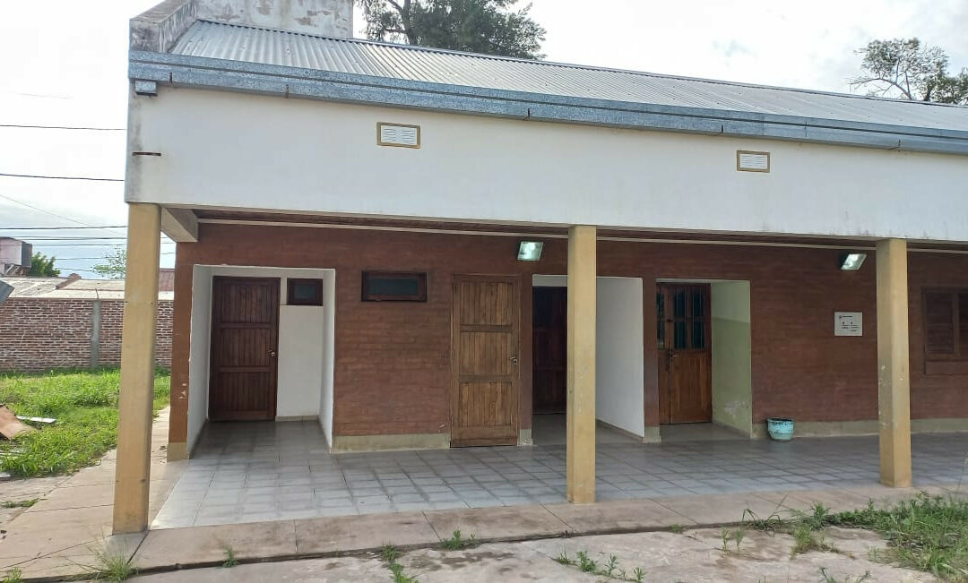 Acondicionamos y acompañamos a la comunidad de la EEP Nª 990 “Yolanda Furriel” de Sáenz Peña en la vuelta a clases con la presencialidad plena. Se hicieron trabajos de refacción de instalación sanitaria, eléctricas y aberturas, detalles. También se proyectaron tareas en la galería y hall de acceso.