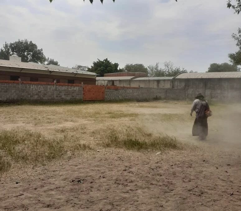 Personal del Equipo del Programa de Servicio y Mantenimiento del MECCyT realizó trabajos de desmalezados y limpieza de tanques de agua potable de la Escuela Primaria Nº 969  y el Jardín de Infantes Nº 130 de Resistencia.