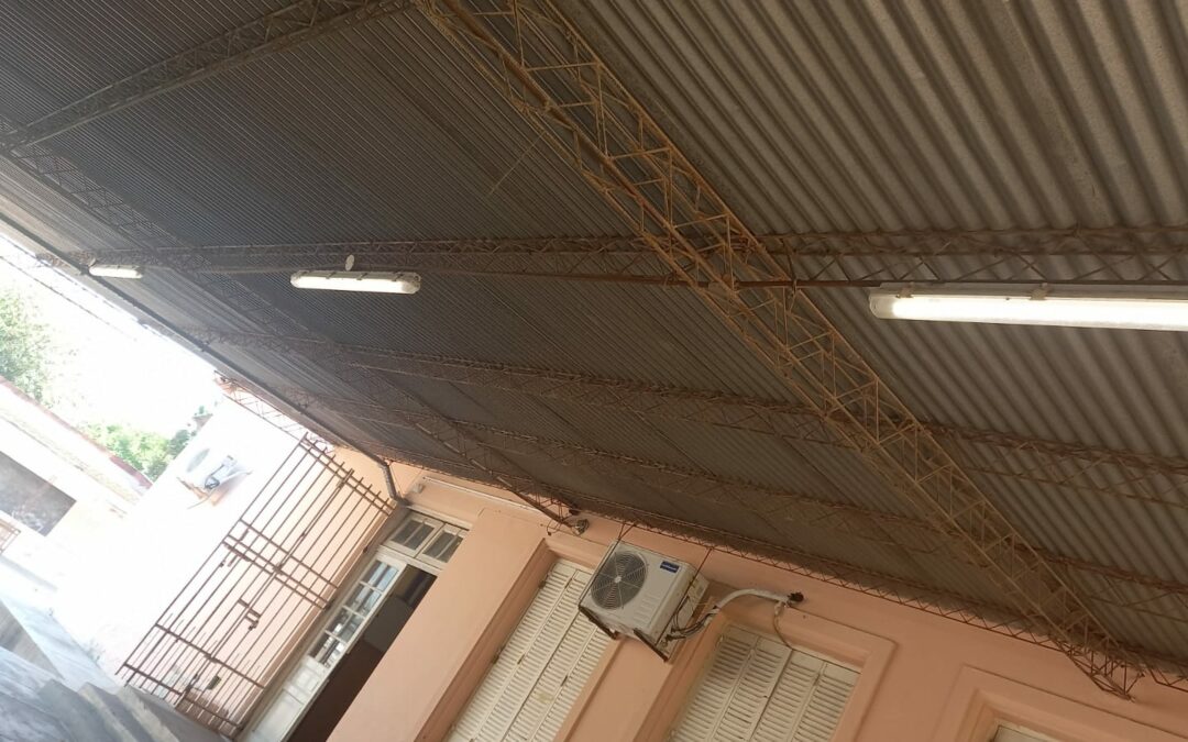 Solucionamos los problemas en el sistema eléctrico en la Escuela de Educación Primaria Nº 30 de Barranqueras y repusimos los cables para garantizar la iluminación en las aulas, la galería y el patio.