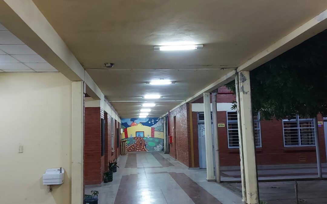 Trabajamos en la Escuela de Educación Secundaria “Francisco Ramírez” de Cotelai, donde realizamos la renovación de revestimientos, revoque de paredes, pintura, acondicionamiento de las aulas y reparaciones en sistema eléctrico, entre otras tareas. &nbsp;