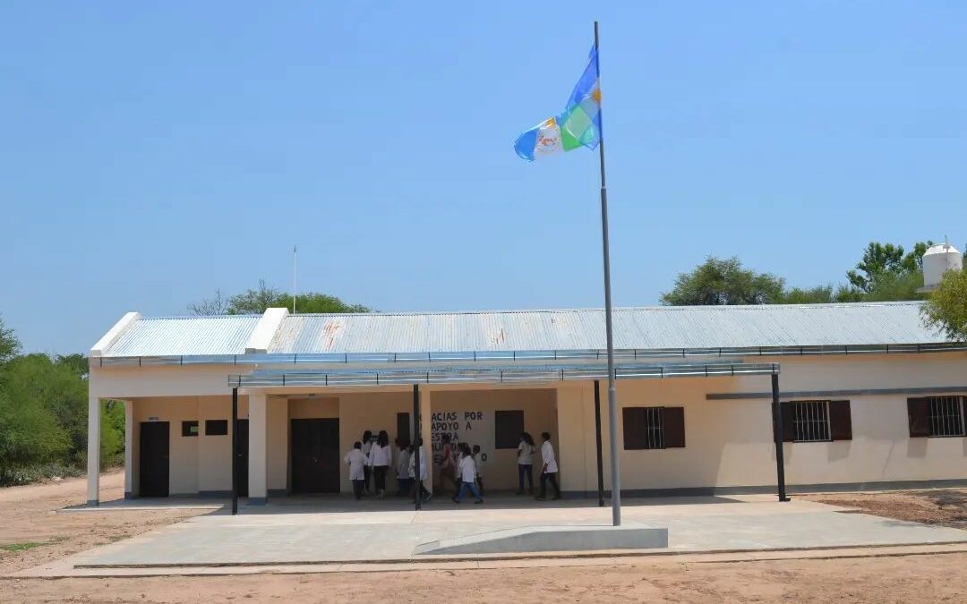 Inauguramos el nuevo edificio de la Escuela Nº 1083 de Fuerte Esperanza, obra que demandó una inversión superior a los $13 millones y beneficiará a 43 estudiantes de zonas aledañas.