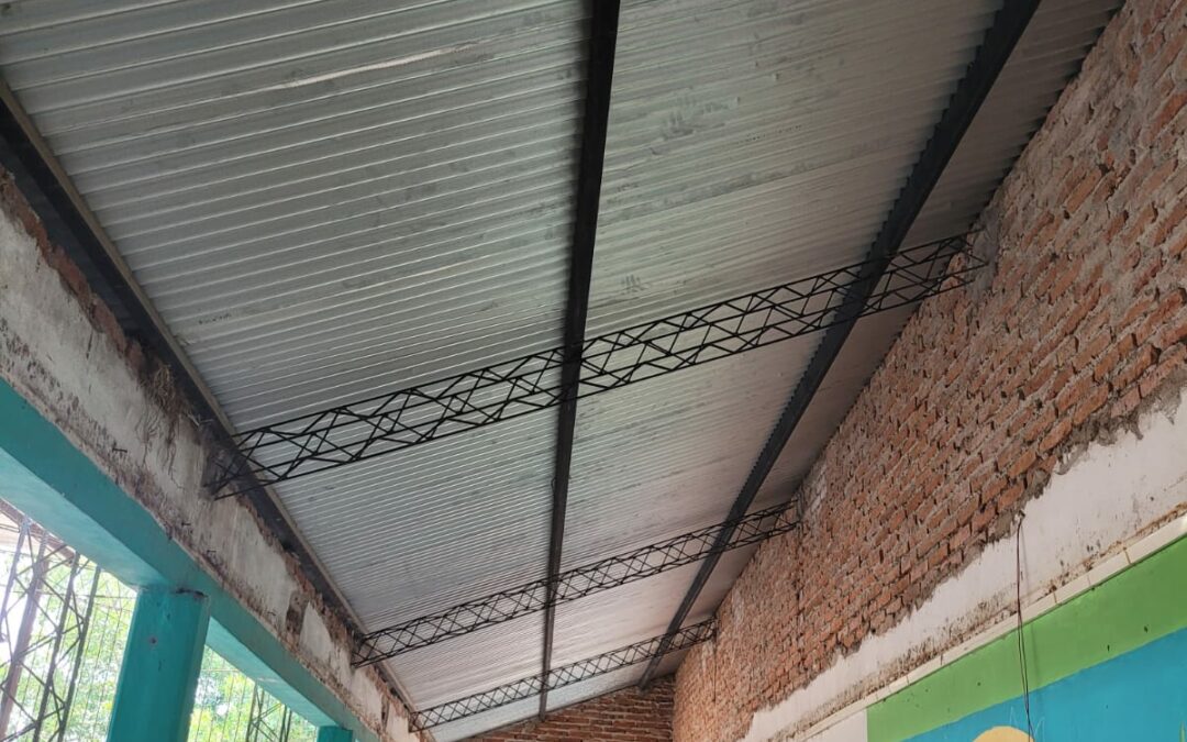 Estamos acondicionando la Escuela de Educación Primaria Nº 963 del barrio Mapic. Realizamos arreglos en el cielorraso de las aulas, cambiamos los pisos de la galería, acondicionamos la cocina y reparamos el piso de la galería cubierta. &nbsp;