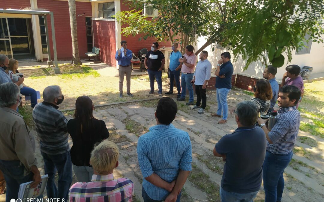 Esta mañana, el equipo de inspectores se reunió en el patio del Ministerio de Educación para ajustar detalles y avanzar en las intervenciones en edificios escolares, en el marco de la vuelta a clases. El objetivo es garantizar escuelas seguras y saludables.