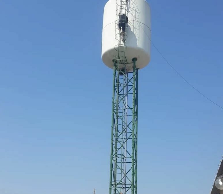 El equipo de Servicios y Mantenimientos del Ministerio de Educación llevó adelante trabajos de desmalezado y limpieza en las instituciones escolares de Resistencia.