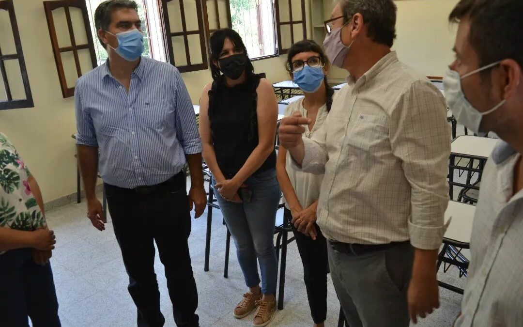 Recorrimos las obras de refacción y ampliación de la Escuela Primaria N° 1088, en Paraje El Recreo de Fuerte Esperanza. En la ocasión, también se entregó equipamiento.