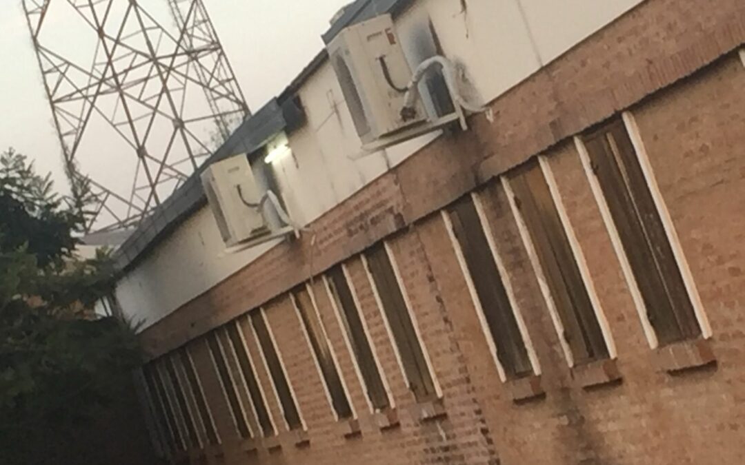 Comenzamos con la limpieza y mantenimiento de los equipos de aires acondicionados en la Escuela de Educación Técnica Aeronáutuca  Nº 32 de Resistencia.