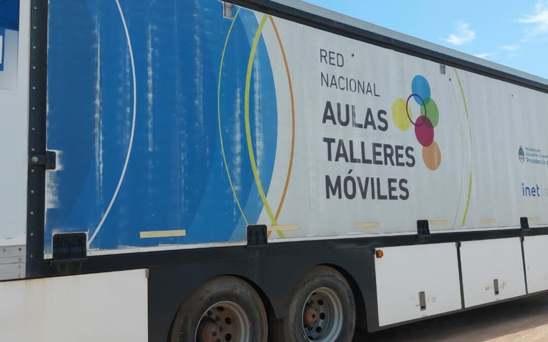 Dictarán cursos de capacitación textil y clases en un aula móvil