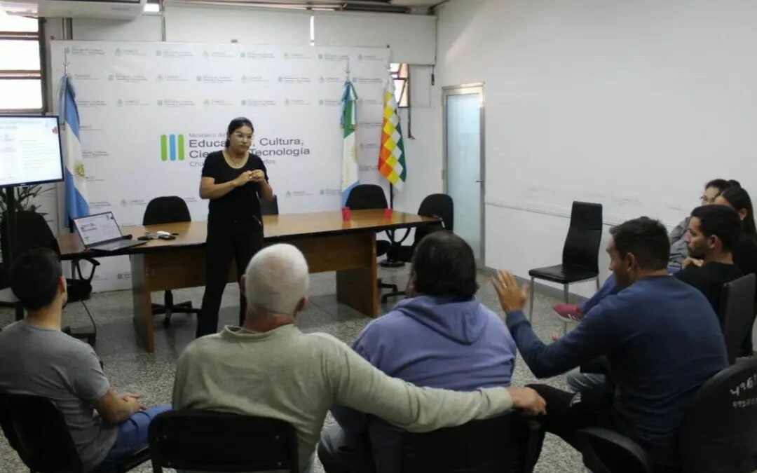 El Departamento de Equipamiento Escolar se reunió con los responsables del depósito de Infraestructura Escolar para avanzar con la implementación de un sistema de información de stock para tener un control exhaustivo de las entregas a las escuelas, las disponibilidades y los elementos de mayor requerimiento de las instituciones.