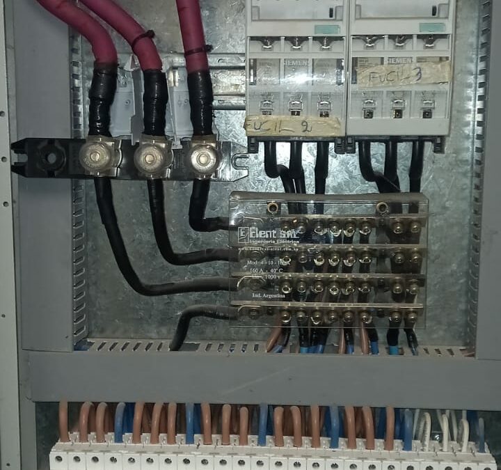 Atendimos el pedido de la Escuela de Educación Primaria Nº 42 «Amanda de Grandi de Solis», que tenía parte del sistema eléctrico fuera de servicio por desperfectos técnicos.