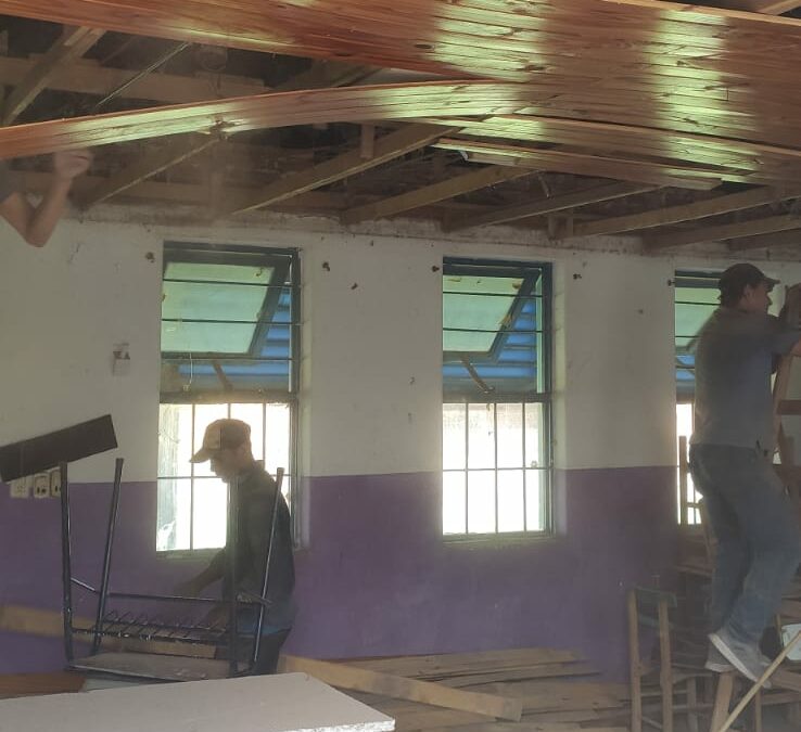 Comenzamos con los trabajos de acondicionamiento y refacciones en la Escuela de Educación Primaria Nª 866 del barrio Obrero. En principio, se desmantelaron los cielorraso para reemplazar el cableado y reparar el sistema eléctrico en las 5 aulas que requieren intervención.