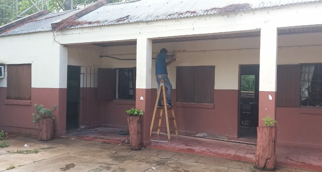 Comenzamos con los trabajos de reparación en el sistema eléctrico en la Escuela de Educación Primaria N° 579 de Colonia Elisa.