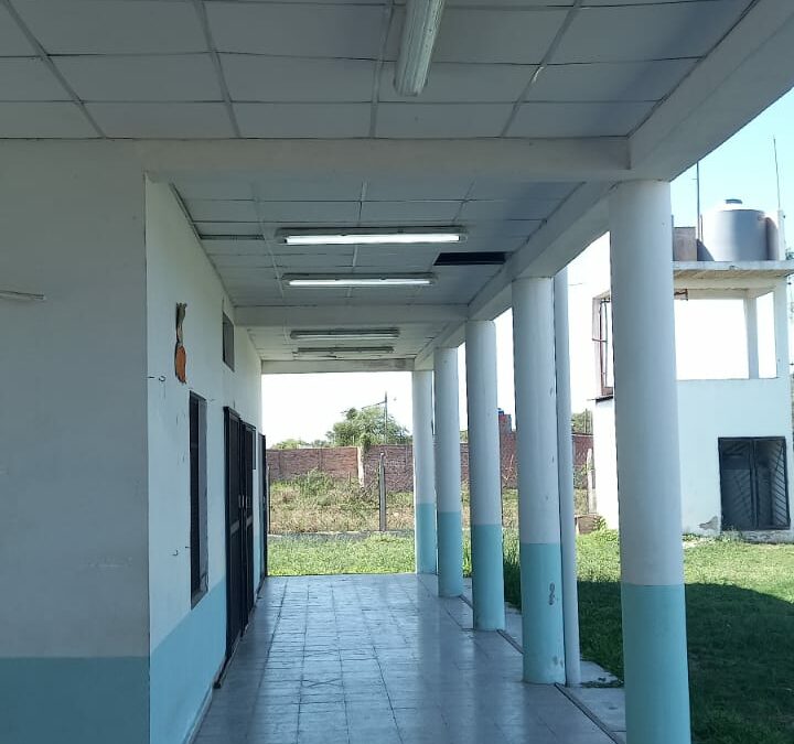 Trabajamos en la Escuela de Educación Primaria N° 423 «Yebrail Matta» de Resistencia, donde reparamos las instalaciones sanitarias para las y los estudiantes.