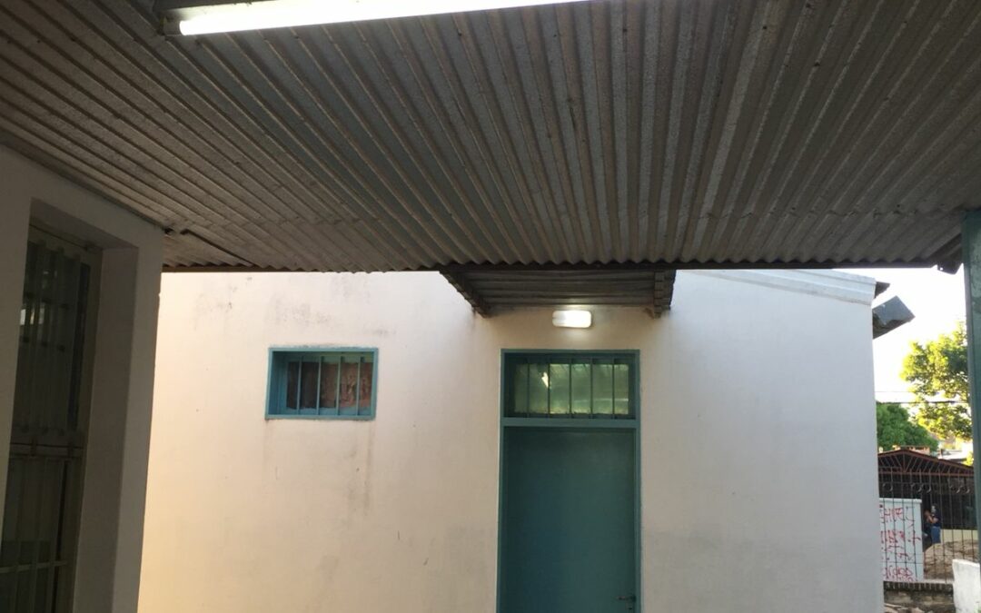 Hicimos reparaciones en la luminaria en galerías, ampliación e iluminación en las aulas, la colocación de artefactos faltantes y mantenimiento y limpieza de ventiladores de techo en la EEP N° 831.