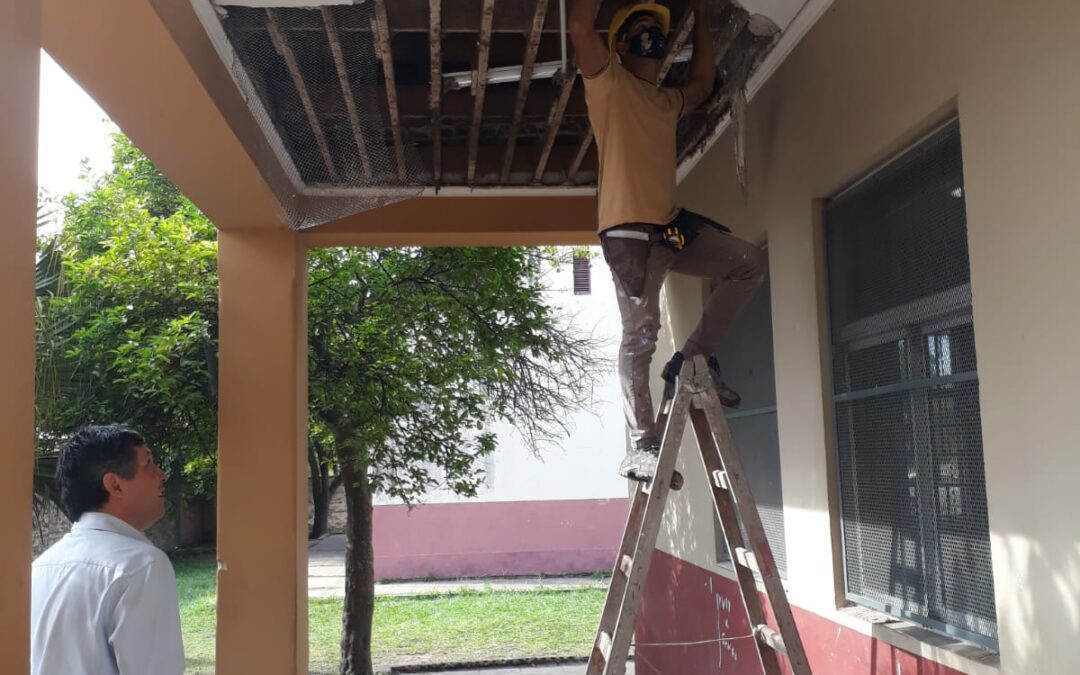 Estamos trabajando en la reparación del cielorraso de la Escuela de Educación Primaria N° 6 «Santiago Cimbaro Canella» de Fontana.