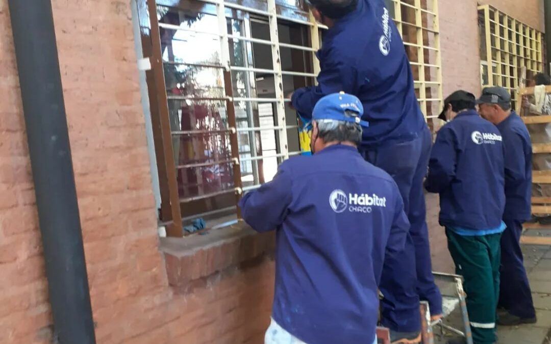 El referente de la Unidad de Servicios, Pablo Aguirre, se reunió con Ulises Sotelo del grupo Hábitat para coordinar trabajos de mantenimiento, desmalezado, pintura y reparación menores de exteriores, que ya se están llevando adelante en algunas instituciones educativas.