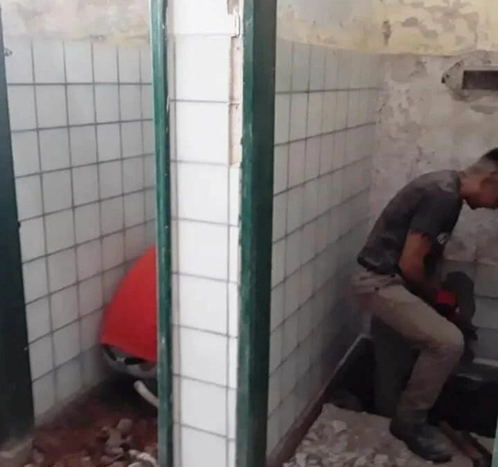 Comenzamos con las obras de refacción de la Escuela de Educación Primaria N° 104 “Alas Argentinas” en el sector de los baños.