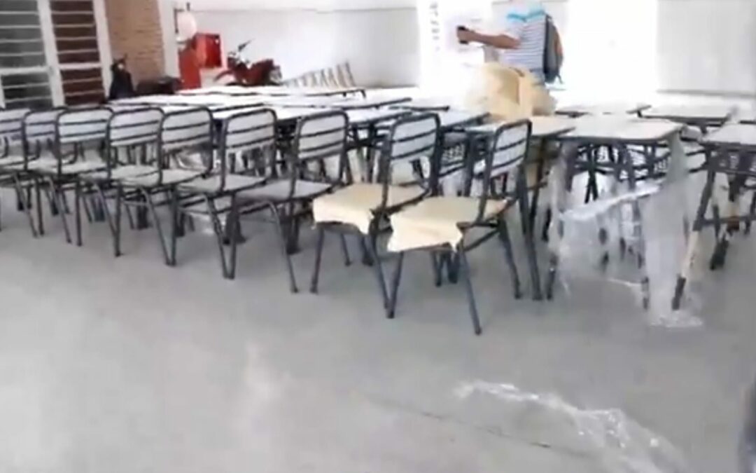 Con el acompañamiento del director de la Región Educativa X-A, Omar Rojo, la Subsecretaría de Infraestructura Escolar concretó la entrega de 105 juegos de bancos y sillas, en EET N° 24. EES N° 54 y en la EEP N° 831.