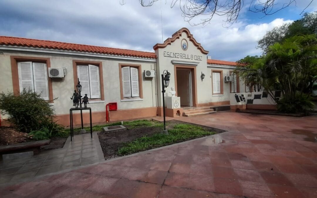 La arquitecta Mónica Verón de la Subsecretaría de Infraestructura Escolar recorrió la obra de refacción y ampliación de la EEP N° 2 “Raúl B. Díaz”, donde destacó que “a pocos días de la inauguración, estamos verificando el avance de la obra a nueva en este edificio declarado patrimonio histórico, con trabajos artesanales para respetar el estilo arquitectónico original»