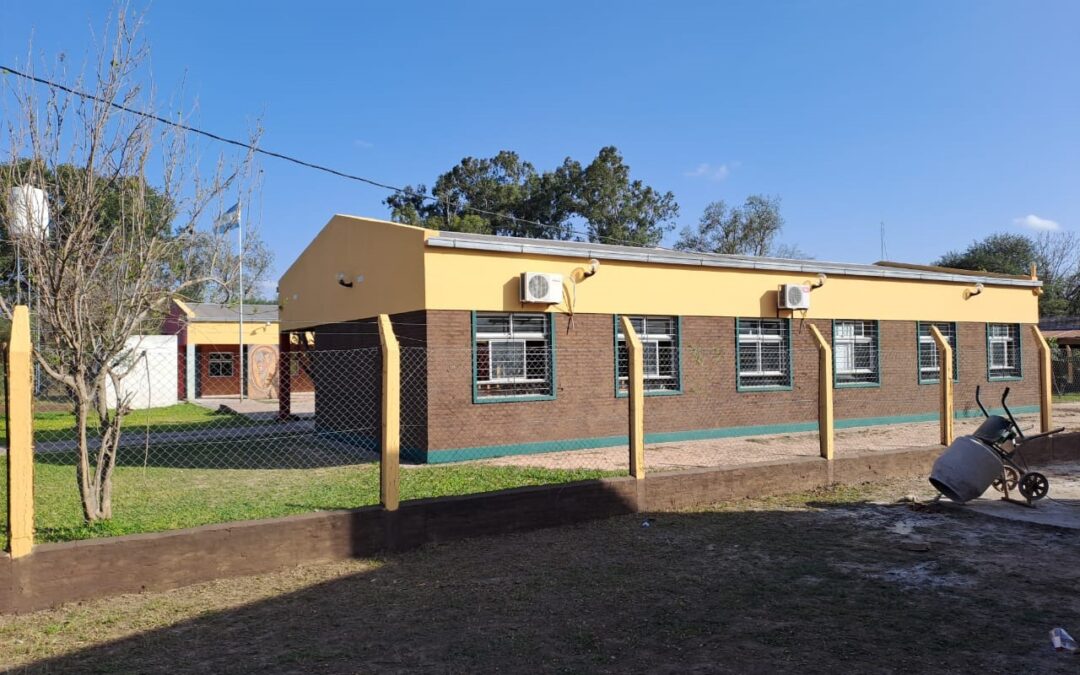 Estamos en la etapa final del trabajo de pintura en todo el edificio de la EEP N° 854 de Paraje El Colchón, de Villa Río Bermejito