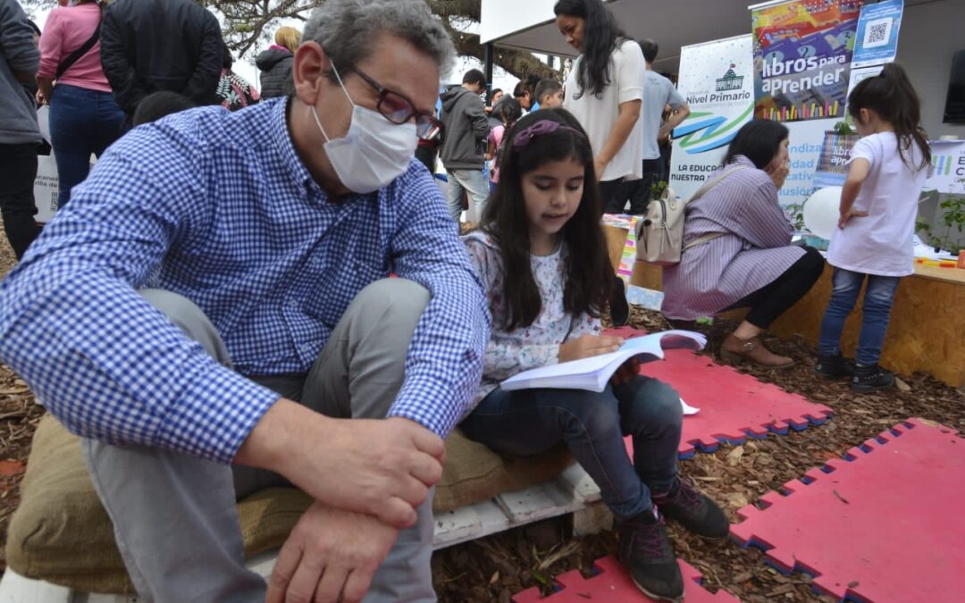 EDUCACIÓN EN LA BIENAL: “ES UNA MANERA DE ABRIR LAS PUERTAS DE ESCUELAS  Y LABORATORIOS DE CIENCIA A TODO EL MUNDO”, MENCIONÓ LINERAS
