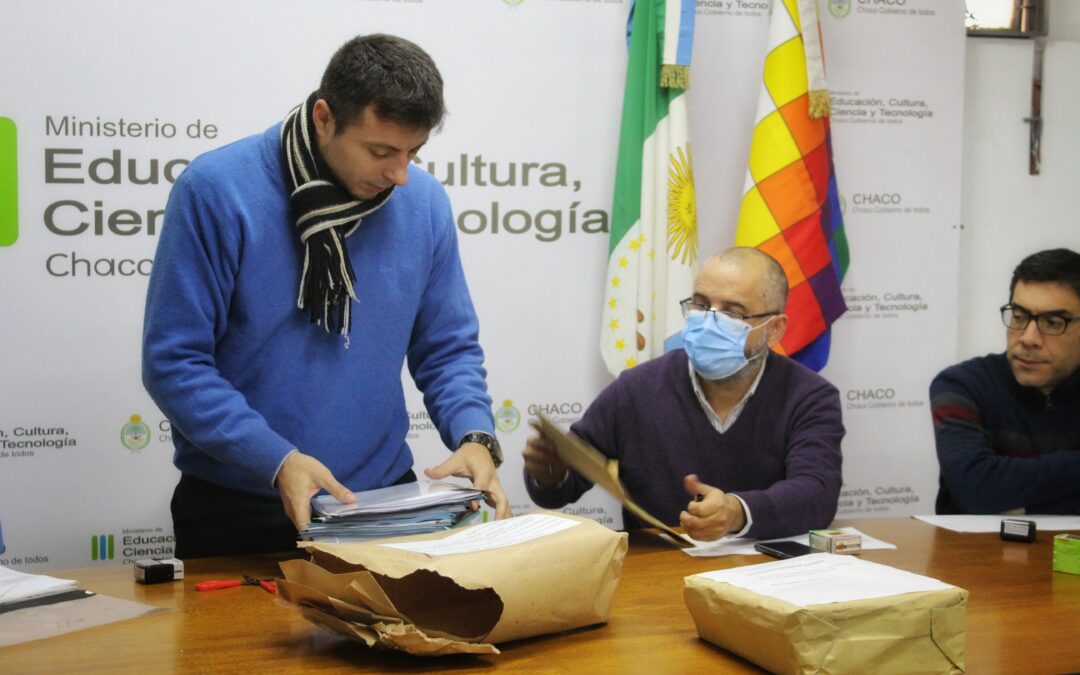 El subsecretario de Infraestructura Escolar, Rodrigo Martín Morilla, abrió los sobres para las obras de sustitución de dos edificios escolares ubicados en Villa Río Bermejito y Quitilipi, por un monto total de  232.928.876,35, que serán financiados por el programa 46 y el programa Alta Precariedad, respectivamente.