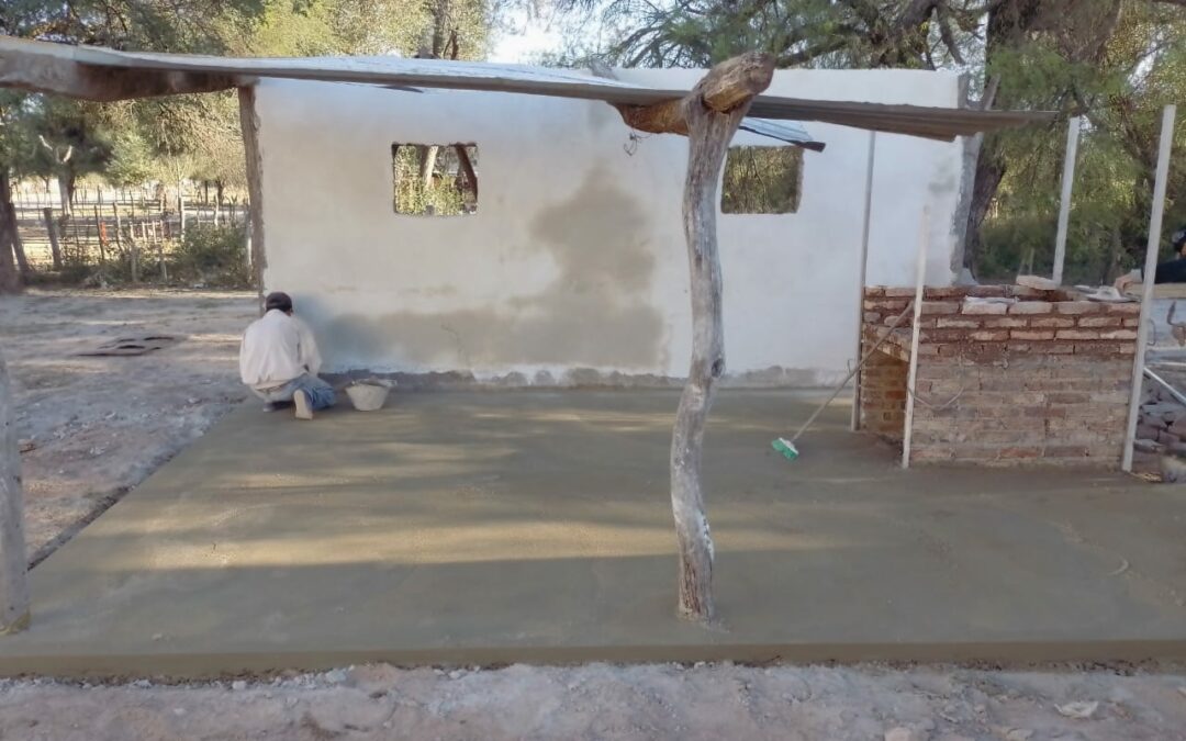 Actualmente, estamos trabajando en la Escuela Primaria N° 1061 del paraje Víboras Blancas de Villa Río Bermejito en el movimiento de suelos y la estructura resistente. Además, se concretan mejoras en revoques, contrapisos, cubierta de techos, carpintería, remodelaciones y reparaciones en las instalaciones eléctricas y sanitarias.