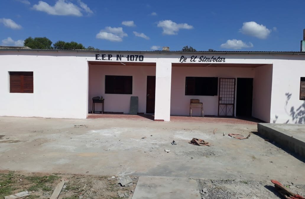 Un equipo de esta Subsecretaría se encuentra Escuela Primaria N° 1070 de “El Simbolar” de Villa Río Bermejito en las reparaciones de las instalaciones eléctricas, refacciones sanitarias, trabajos de albañilería y construcciones generales.  