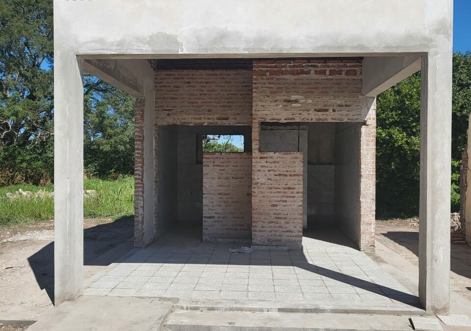 Continuamos con la construcción de módulos sanitarios en la Escuela Primaria N° 610 de San Martín. La obra es financiada mediante el Programa 37.