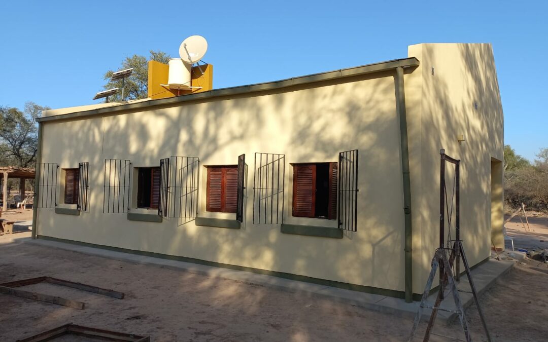 Estamos trabajando en el Anexo EEP N° 852 del Paraje La Estación de El Sauzalito, donde se hacen trabajos de reparación de los revoques, contrapisos, pisos y zócalos. Además de trabajos de carpintería, pintura, instalación en el sistema eléctrico e instalación de sanitarios.                                                                                                                                                                                                                                                                                                                                                                                                                                                                                                                                                                                                                                                                                                                                                                                                                                                                                                                                                              