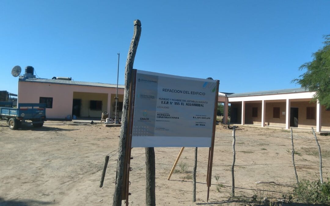 Iniciamos las tareas en la Escuela Primaria N° 955 de paraje El Algarrobal de Villa Río Bermejito, donde se realizan refacciones en el sistema electrico, reparaciones en los núcleos sanitarios, y se ejecutan arreglos de carpinteria y construcciones generales.