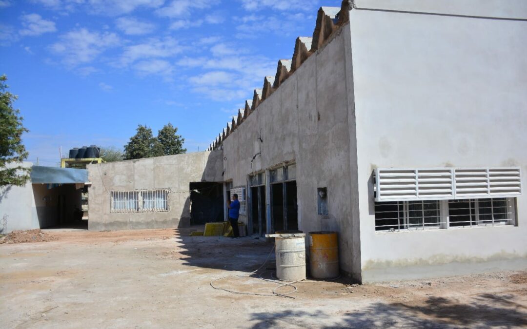 Avanzan las obras en Castelli. Hoy, se verificaron en la Escuela N° 255 “Felipe Boero y &nbsp;la obra de la Escuela Especial N° 14, ambos proyectos financiados por el Ministerio de Planificación, Economía e Infraestructura de la Provincia.