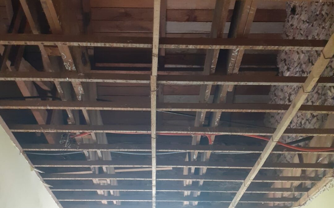 Finalizaron los trabajos en la Escuela de Educación Primaria N° 142 de Charata, donde se ejecutaron arreglos generales, cambio en el cielorraso y reparaciones en la instalación eléctrica.  